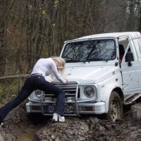 car_stuck_girls_07