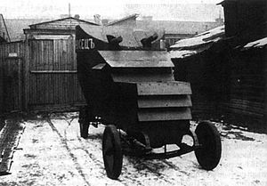 300px-Bratolyubov-Nekrasov_Russo-Balt_type_IIБронеавтомобиль Руссо-Балт Братолюбова — Некрасова (тип II) у ворот мастерской Братолюбова. Петроград, 1916 год.