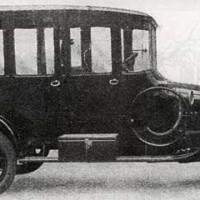 На фотографии представлен автомобиль Руссо-Балт С24-40 с заказным кузовом лимузин-берлин, выпущенный в 1913 году. Заказчик неизвестен