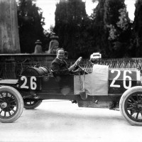 Norman_Olsen_in_his_Aquila_Italiana_at_the_1913_Targa_Florio