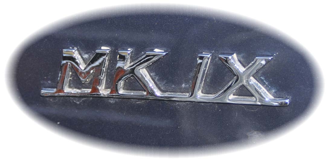 1960. Jaguar Mark IX 3.8 Automatic (1960 trunk badge)