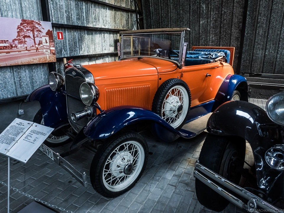 Наследник модели Ford T, Ford A Roadster De Luxe 1930 года.