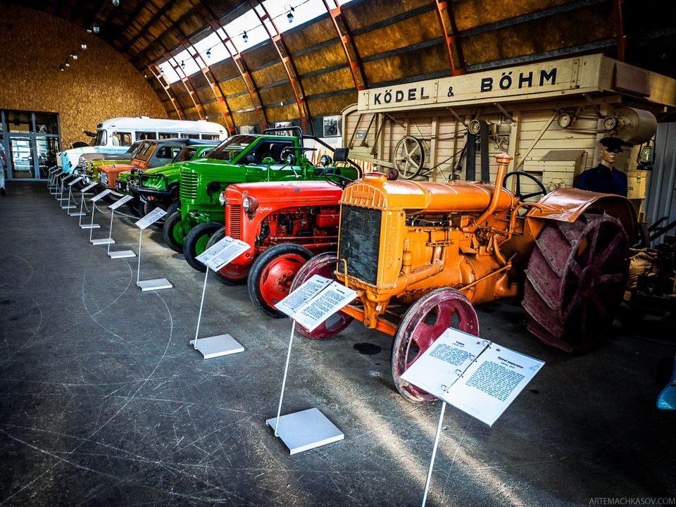 Помимо автомобилей, в музее стоит несколько тракторов.