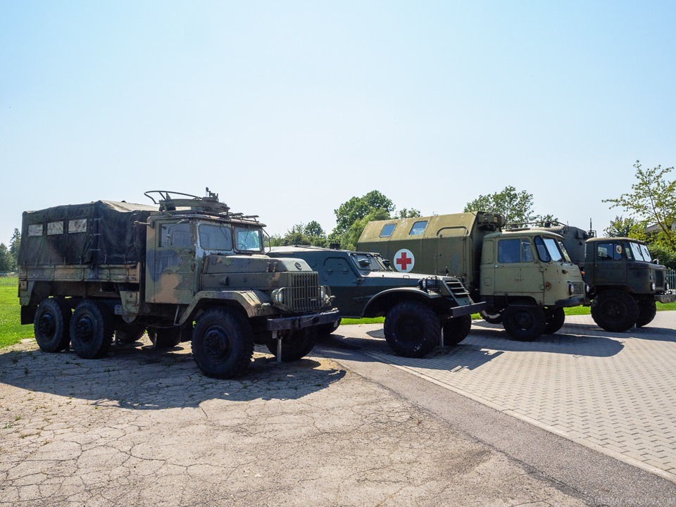 Снаружи выставлены армейские автомобили прошлого века — шведский Volvo TL31 (он же LTGB 934), БТР-152, восточногерманский Robur, ГАЗ-66.