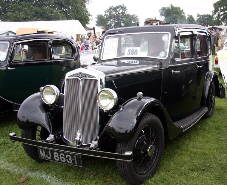 1935. Lanchester Saloon