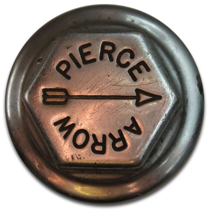1916. Pierce-Arrow (wheel hubcap)