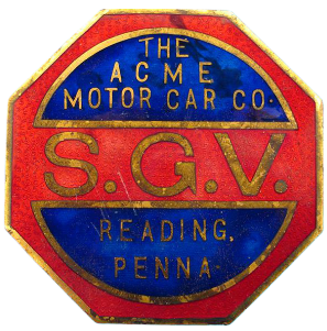 Красно-синяя восьмиугольная эмблема с надписью S.G.V. в центе устанавливалась на радиаторе Acme Model S.G.V.1910 года. В 1911 году компания стала называться SGV Company (размеры 51 х 51 мм)
